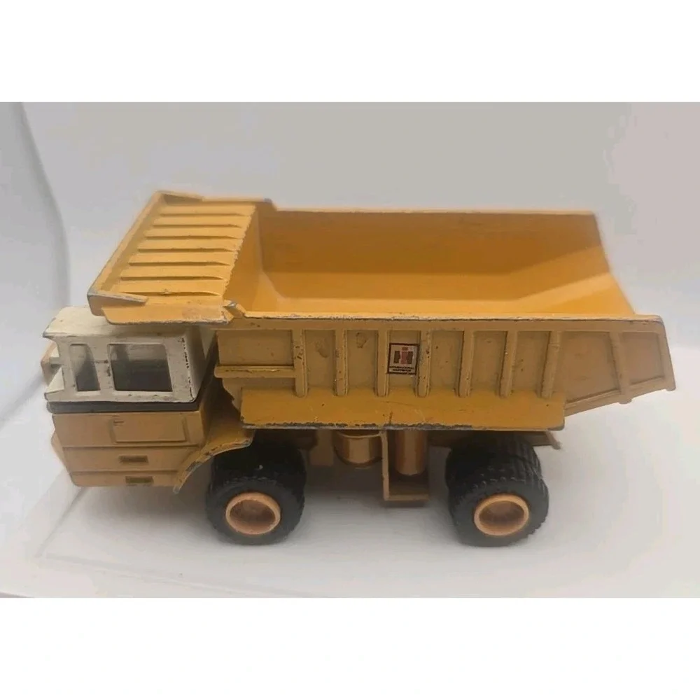 The ERTL Co. International Harvester Hydraulic Earth Mover Dump Truck Diecast‎